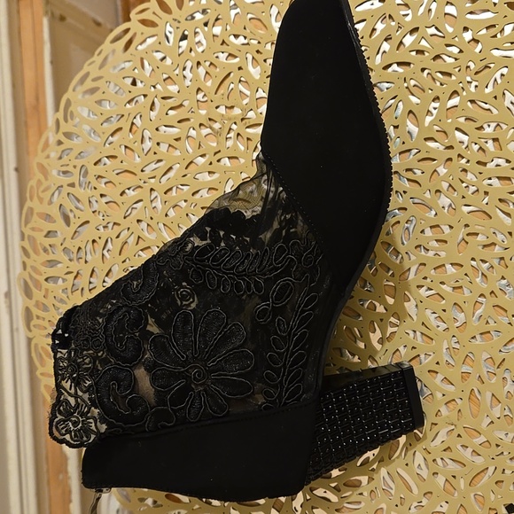 Black lacy mesh booties in new condition Sz  42 🩴